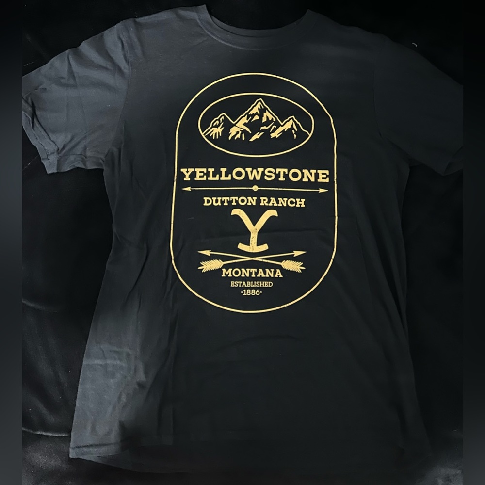 medium black yellowstone t-shirt